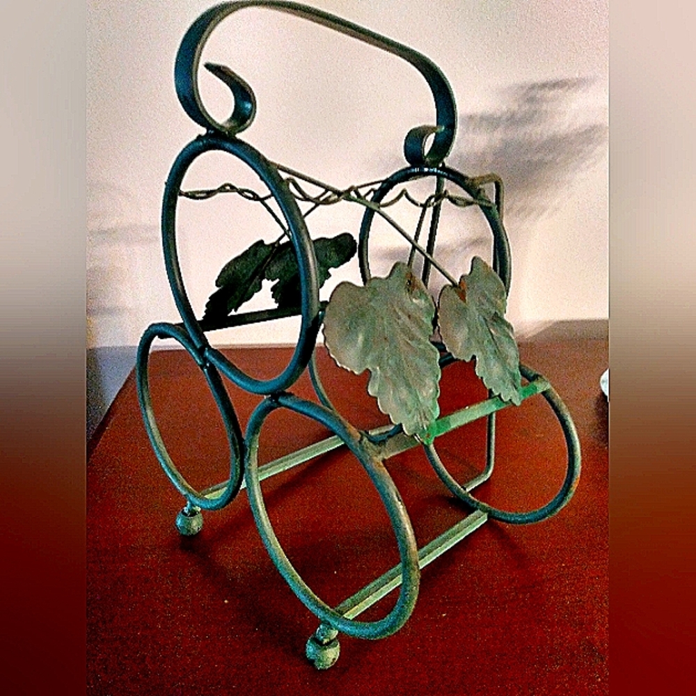 Green Grapevine Metal 3 Bottle Winerack 11" x 9" x 7"